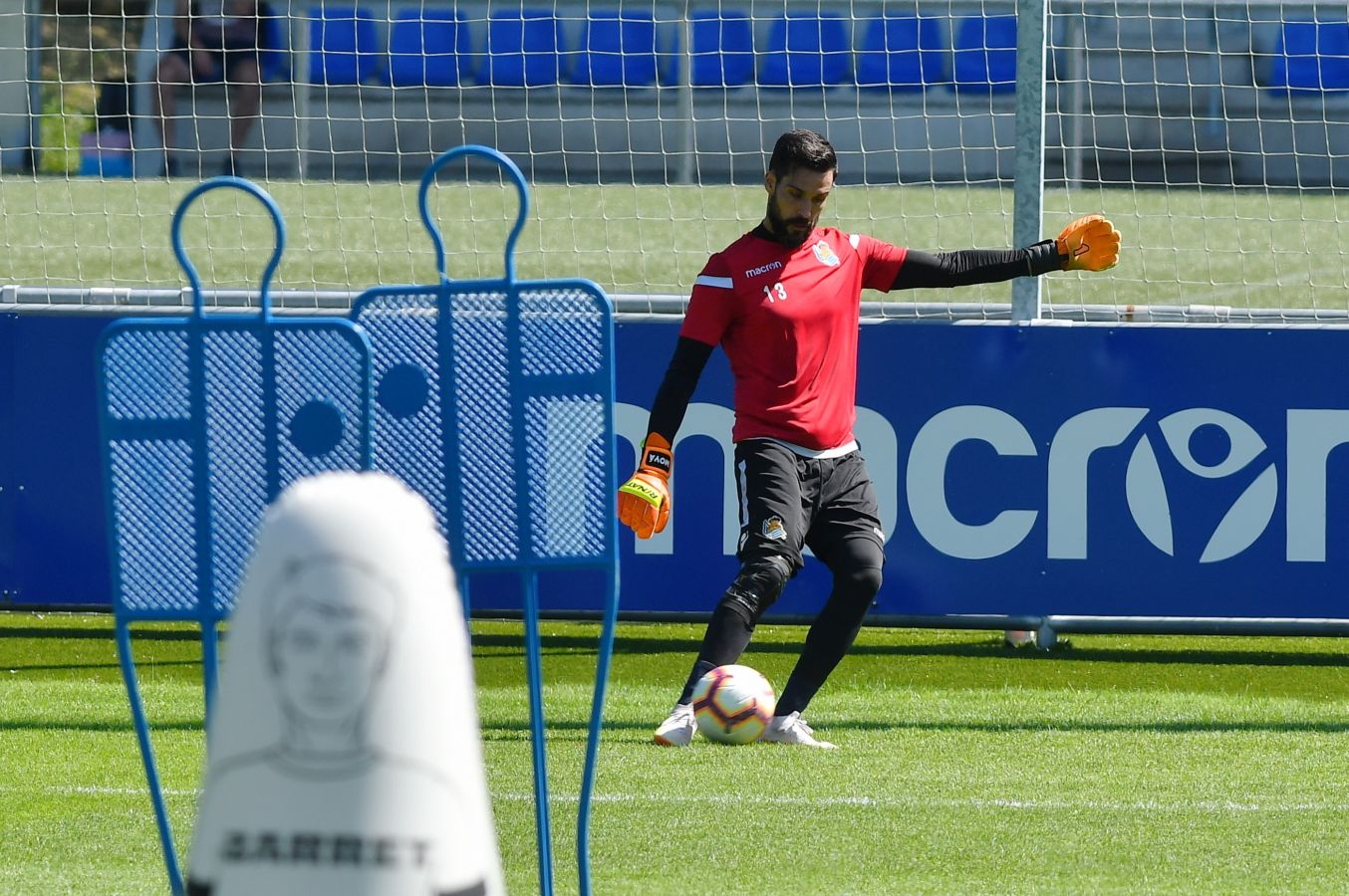 Navas y Moya se incorporan al primer entrenamiento de la semana con el que los realistas preparan el derbi contra el Eibar el viernes en Ipurua (22.00 horas). El inicio de la sesión estaba anunciado a las 10.30 horas pero no ha sido hasta las 11.45 cuando los 22 futbolistas que se entrenan a las órdenes de Asier Garitano han aparecido por la bocana de vestuarios.