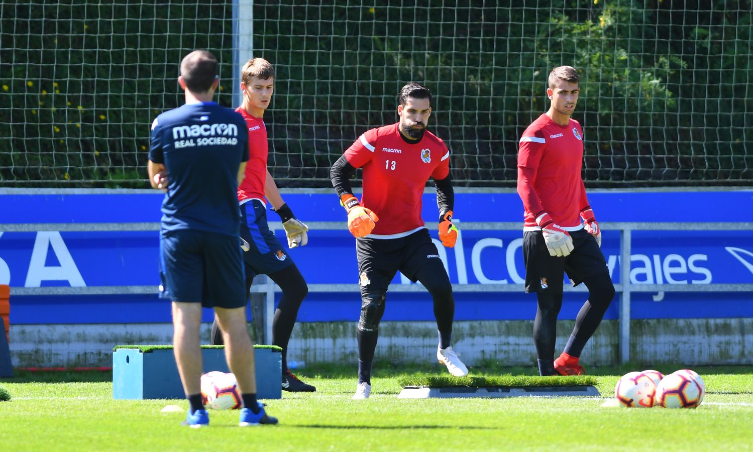 Navas y Moya se incorporan al primer entrenamiento de la semana con el que los realistas preparan el derbi contra el Eibar el viernes en Ipurua (22.00 horas). El inicio de la sesión estaba anunciado a las 10.30 horas pero no ha sido hasta las 11.45 cuando los 22 futbolistas que se entrenan a las órdenes de Asier Garitano han aparecido por la bocana de vestuarios.