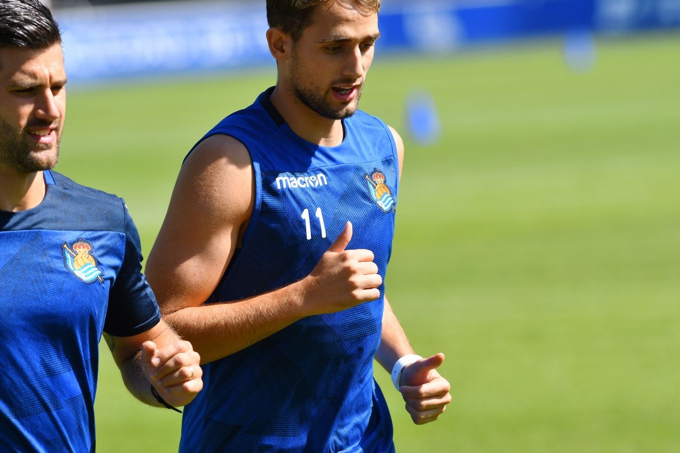 Navas y Moya se incorporan al primer entrenamiento de la semana con el que los realistas preparan el derbi contra el Eibar el viernes en Ipurua (22.00 horas). El inicio de la sesión estaba anunciado a las 10.30 horas pero no ha sido hasta las 11.45 cuando los 22 futbolistas que se entrenan a las órdenes de Asier Garitano han aparecido por la bocana de vestuarios.