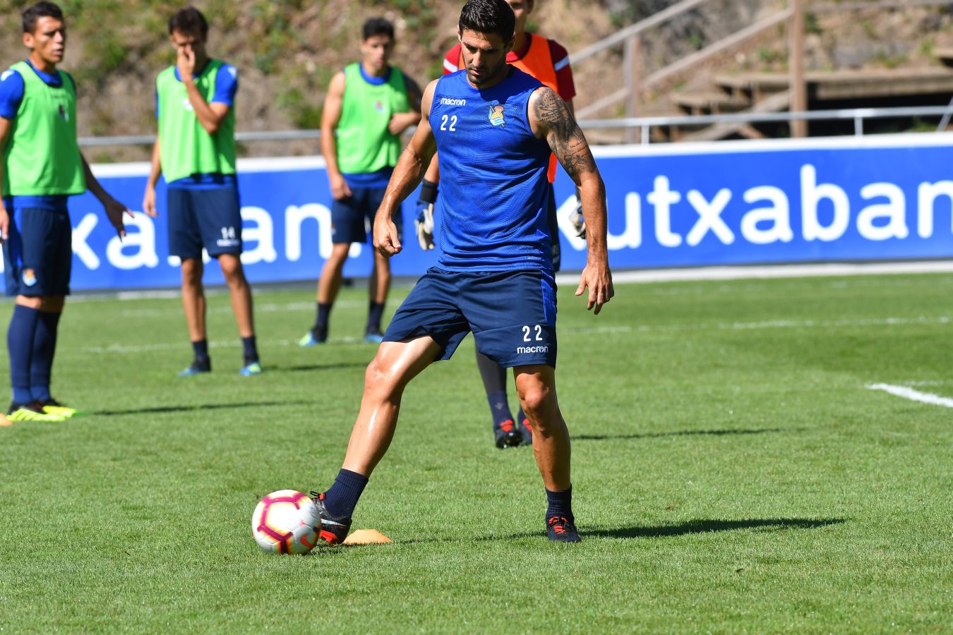 Navas y Moya se incorporan al primer entrenamiento de la semana con el que los realistas preparan el derbi contra el Eibar el viernes en Ipurua (22.00 horas). El inicio de la sesión estaba anunciado a las 10.30 horas pero no ha sido hasta las 11.45 cuando los 22 futbolistas que se entrenan a las órdenes de Asier Garitano han aparecido por la bocana de vestuarios.