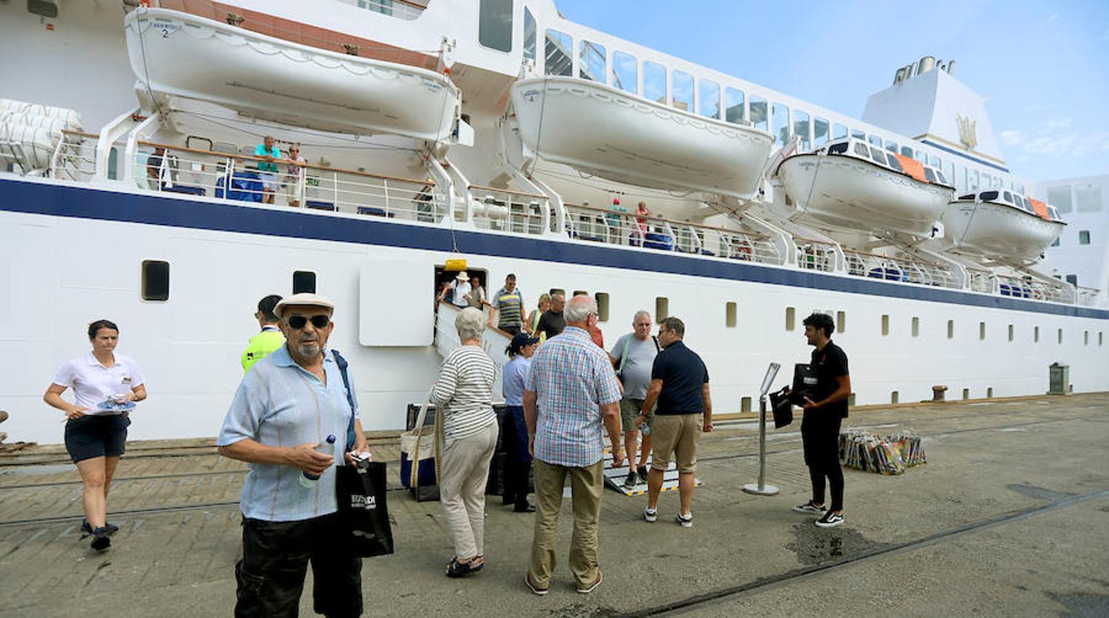 Aegean Oddyssey, de 140 metros de eslora, arriba a la localidad guipuzcoana con un buen número de turistas a bordo