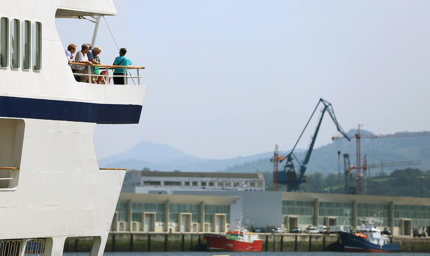 Aegean Oddyssey, de 140 metros de eslora, arriba a la localidad guipuzcoana con un buen número de turistas a bordo