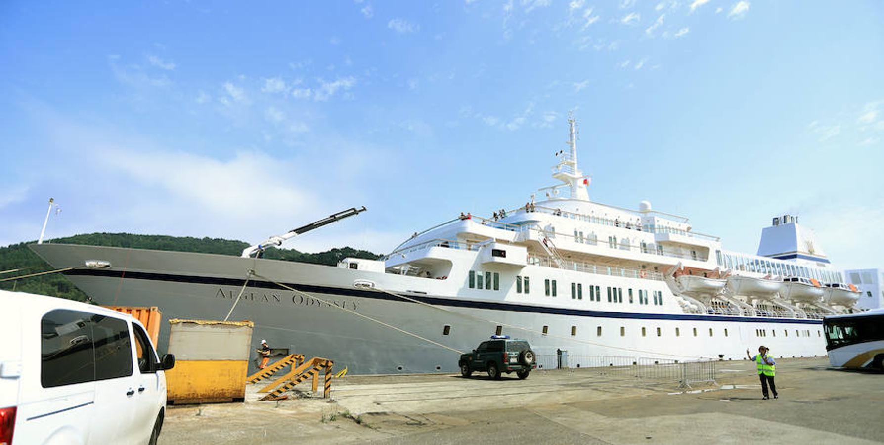 Aegean Oddyssey, de 140 metros de eslora, arriba a la localidad guipuzcoana con un buen número de turistas a bordo