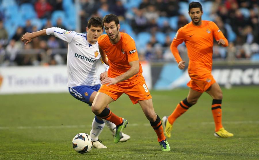 2013. Agirretxe intenta escapar durante el partido de la Real Sociedad ante el Zaragoza. 
