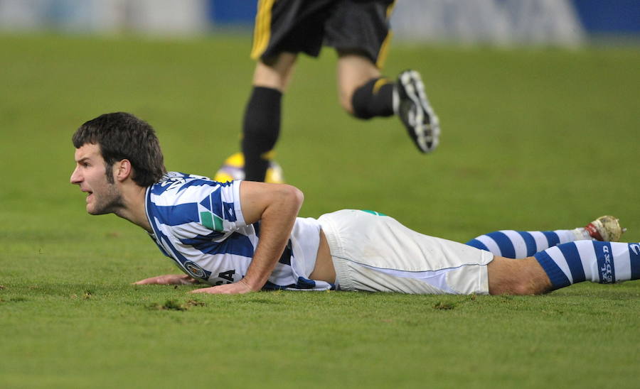2009. Agirretxe en el suelo durante el partido entre la Real Sociedad y el Zaragoza. 