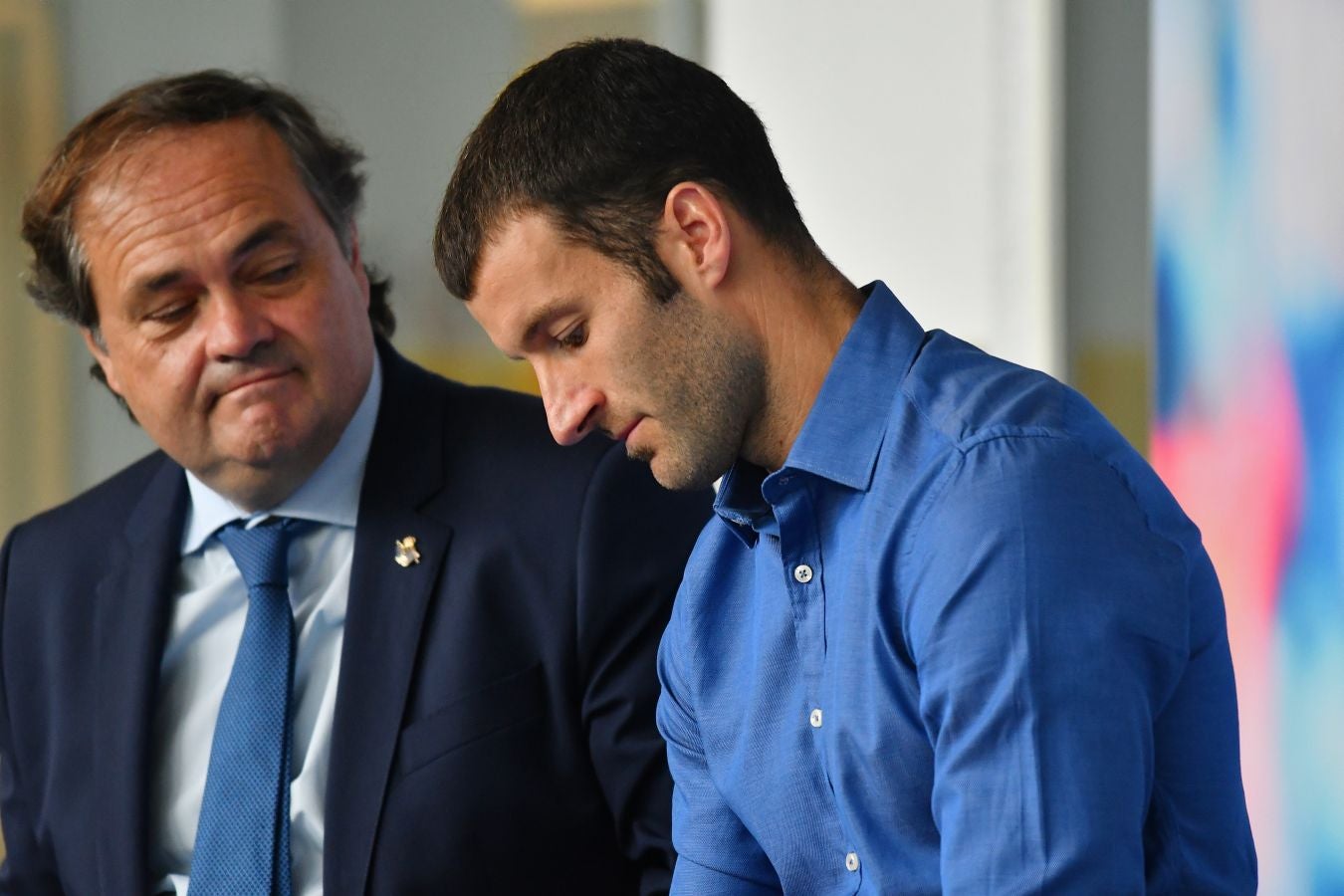 Imanol Agirretxe ha comparecido en Zubieta para despedirse de la afición txuri-urdin y de su compañeros. 