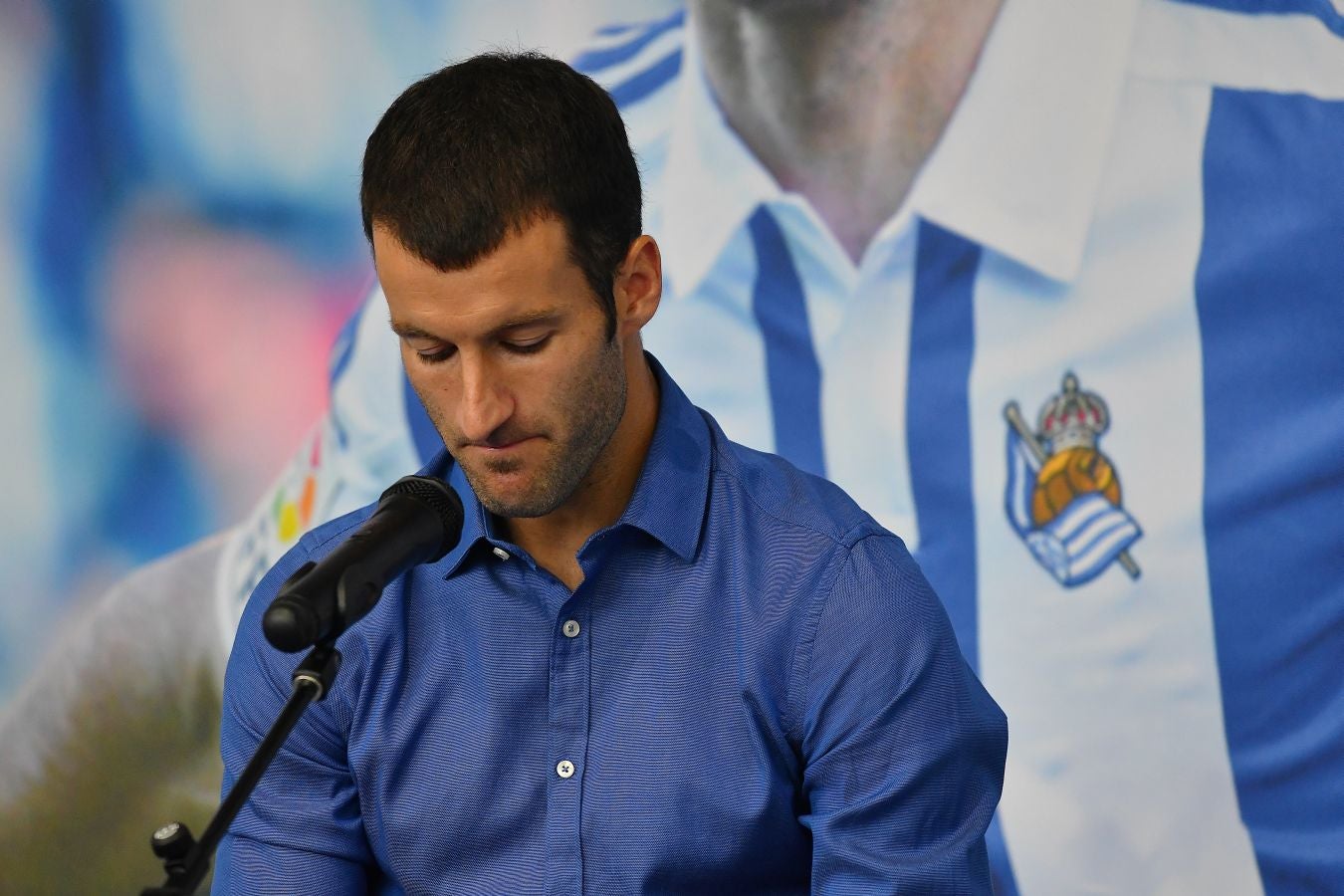 Imanol Agirretxe ha comparecido en Zubieta para despedirse de la afición txuri-urdin y de su compañeros. 