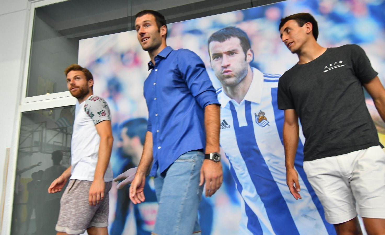 Imanol Agirretxe ha comparecido en Zubieta para despedirse de la afición txuri-urdin y de su compañeros. 