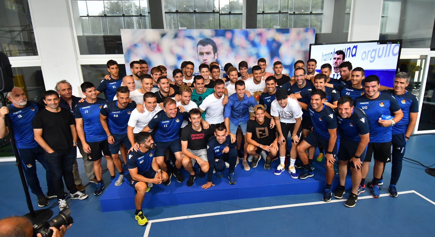 Imanol Agirretxe ha comparecido en Zubieta para despedirse de la afición txuri-urdin y de su compañeros. 