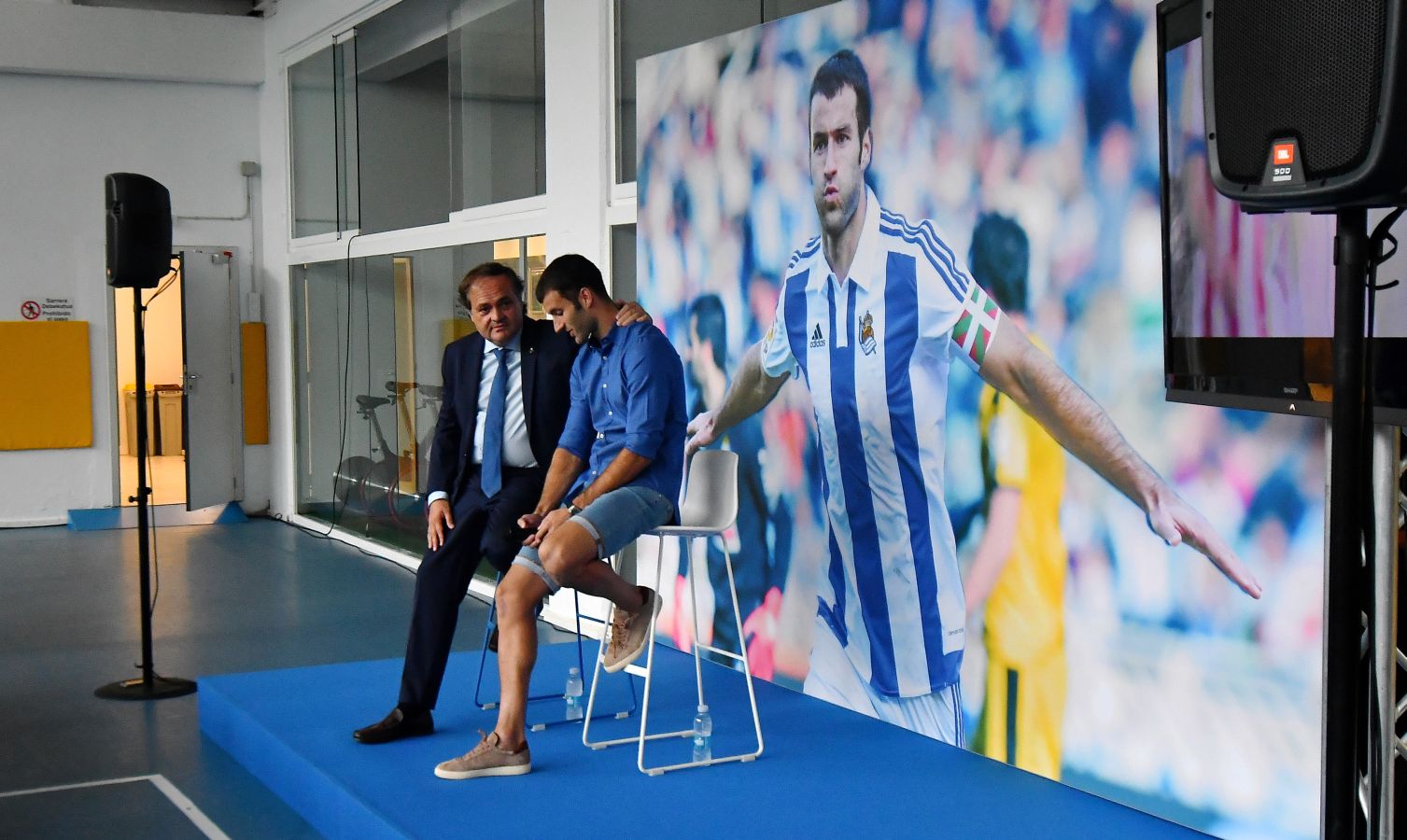 Imanol Agirretxe ha comparecido en Zubieta para despedirse de la afición txuri-urdin y de su compañeros. 