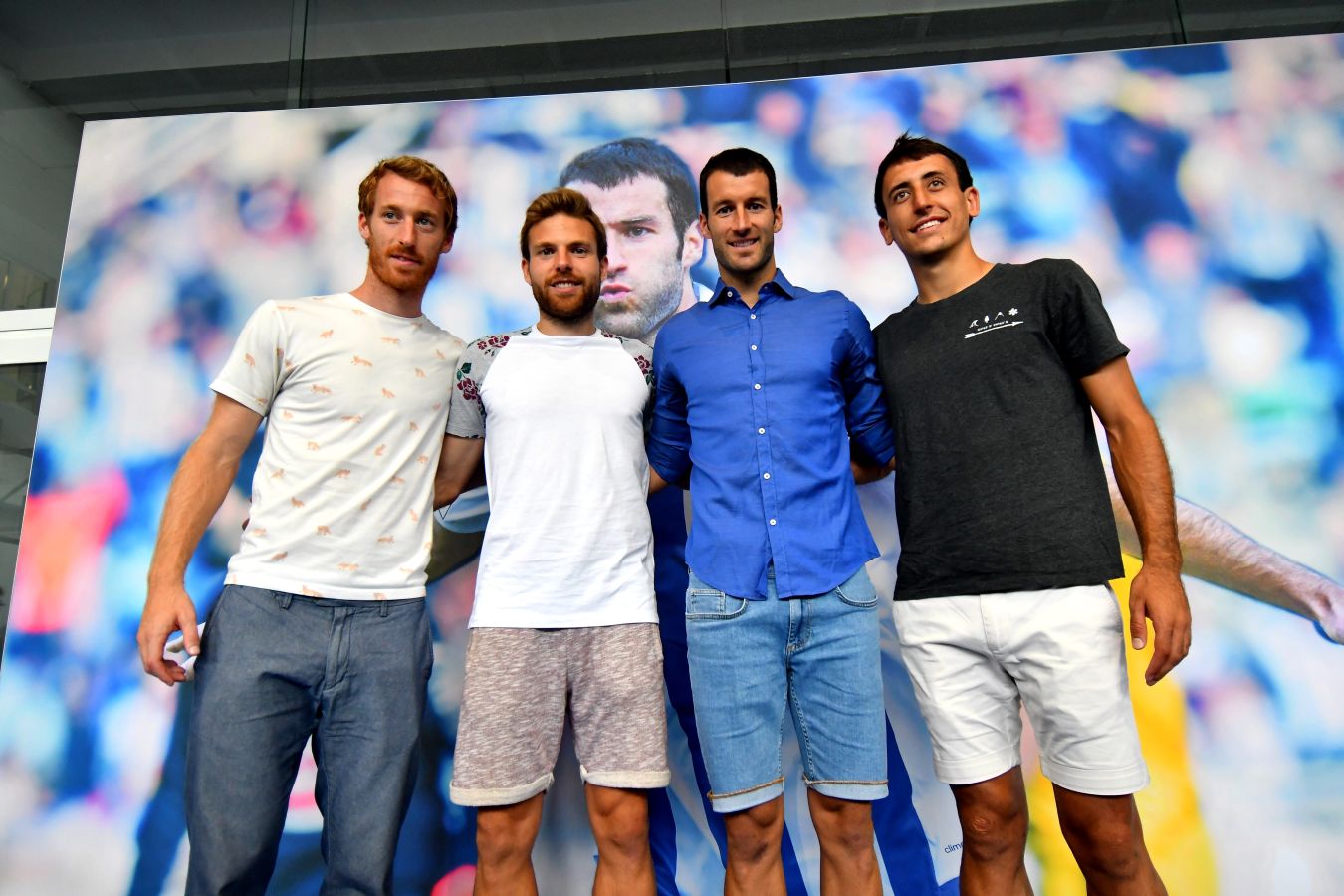 Imanol Agirretxe ha comparecido en Zubieta para despedirse de la afición txuri-urdin y de su compañeros. 