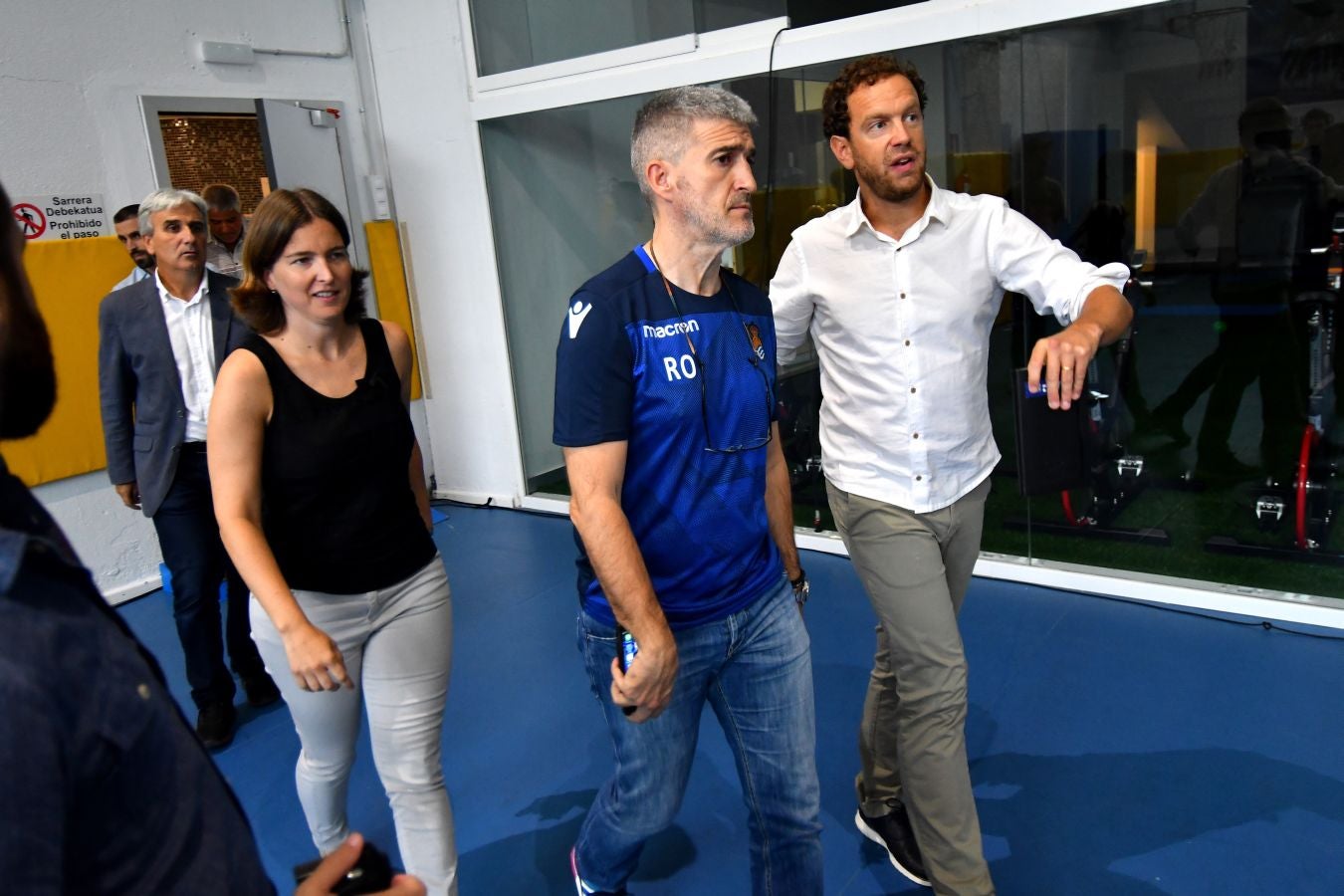 Imanol Agirretxe ha comparecido en Zubieta para despedirse de la afición txuri-urdin y de su compañeros. 