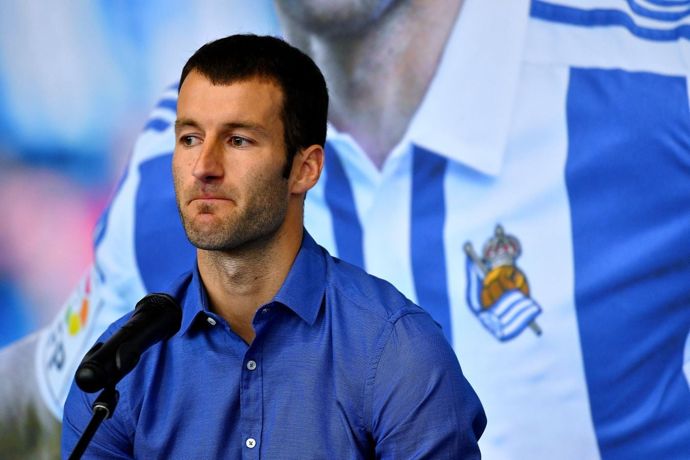 Imanol Agirretxe ha comparecido en Zubieta para despedirse de la afición txuri-urdin y de su compañeros. 