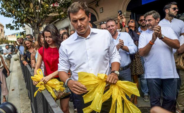 Albert Rivera retira lazos amarillos de las calles de Alella, en Barcelona, junto a la líder de Ciudadanos en Cataluña, Inés Arrimadas.