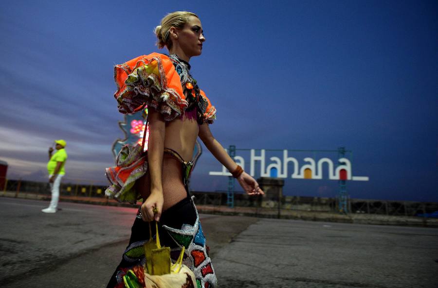 Las calles más populares de La Habana han sido testigos del desfile dde carnaval, que un año más ha congregado a miles de personas por su originalidad y vistosidad.