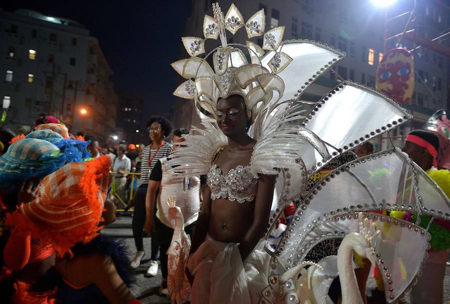 Las calles más populares de La Habana han sido testigos del desfile dde carnaval, que un año más ha congregado a miles de personas por su originalidad y vistosidad.