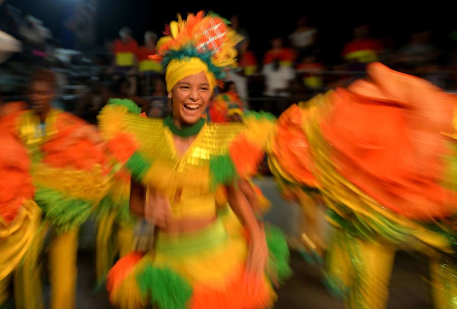 Las calles más populares de La Habana han sido testigos del desfile dde carnaval, que un año más ha congregado a miles de personas por su originalidad y vistosidad.