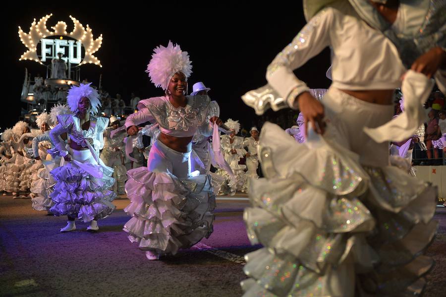 Las calles más populares de La Habana han sido testigos del desfile dde carnaval, que un año más ha congregado a miles de personas por su originalidad y vistosidad.