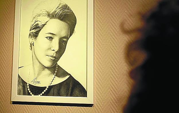 La exposición presenta hasta el próximo sábado una veintena de retratos, la práctica totalidad realizados a lápiz. 