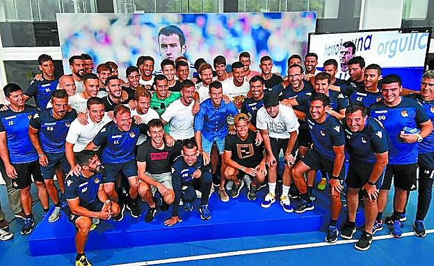 Los jugadores y miembros del cuerpo técnico posan con Agirretxe a la conclusión del acto de despedida mientras entonan el 'Agirretxe ale, ale, ale...', ayer en Zubieta. 