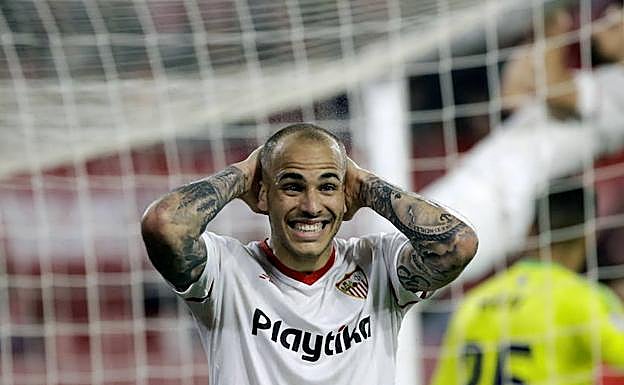 Sandro Ramírez se lamenta de una ocasión desperdiciada en el Sevilla-Real Sociedad de la pasada temporada.