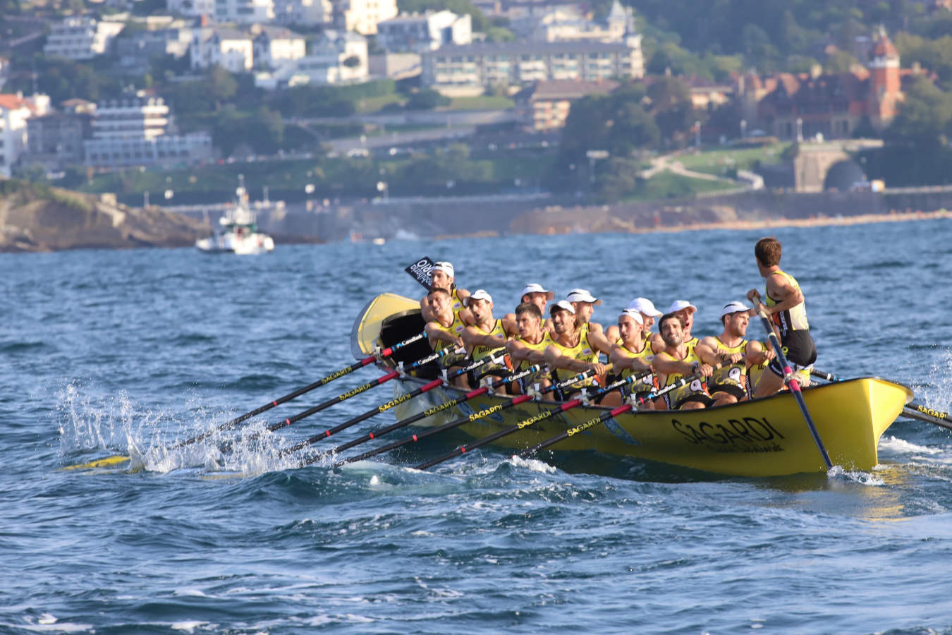 Las dudas estaban puestas en botes como San Pedro y Santurtzi, que al final entraron tras una gran regata, sobre todo el equipo morado que ha sido un asiduo en esta bandera y que llegó a nueve segundos de la embarcación ganadora, un mérito en una prueba tan dura como esta previa