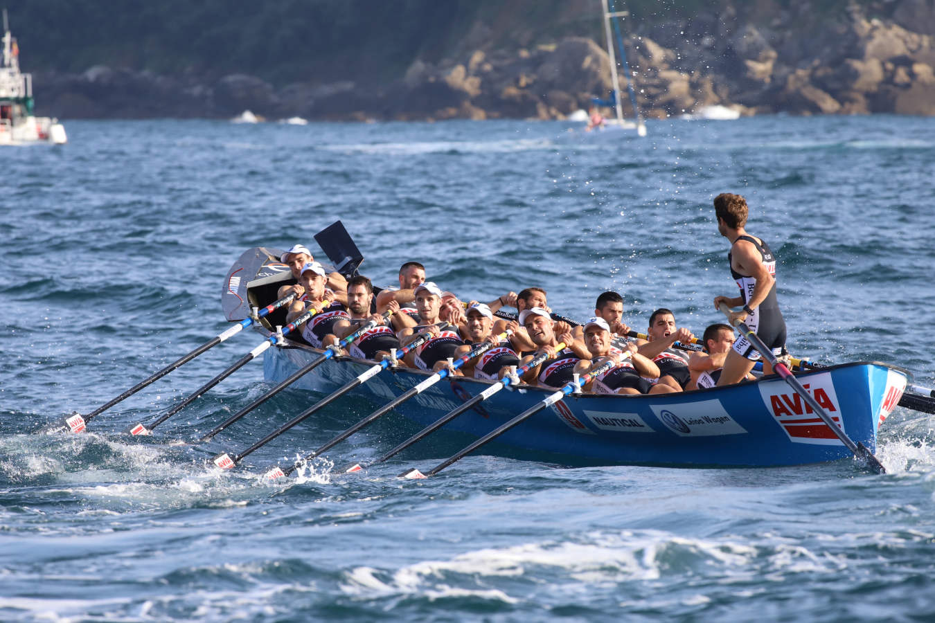 Las dudas estaban puestas en botes como San Pedro y Santurtzi, que al final entraron tras una gran regata, sobre todo el equipo morado que ha sido un asiduo en esta bandera y que llegó a nueve segundos de la embarcación ganadora, un mérito en una prueba tan dura como esta previa