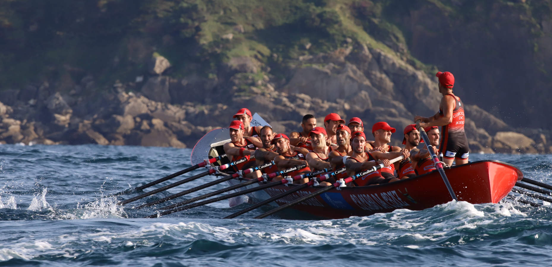 Las dudas estaban puestas en botes como San Pedro y Santurtzi, que al final entraron tras una gran regata, sobre todo el equipo morado que ha sido un asiduo en esta bandera y que llegó a nueve segundos de la embarcación ganadora, un mérito en una prueba tan dura como esta previa