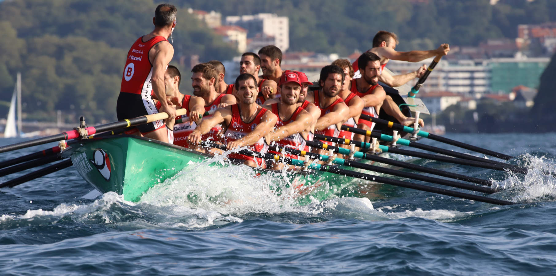Las dudas estaban puestas en botes como San Pedro y Santurtzi, que al final entraron tras una gran regata, sobre todo el equipo morado que ha sido un asiduo en esta bandera y que llegó a nueve segundos de la embarcación ganadora, un mérito en una prueba tan dura como esta previa