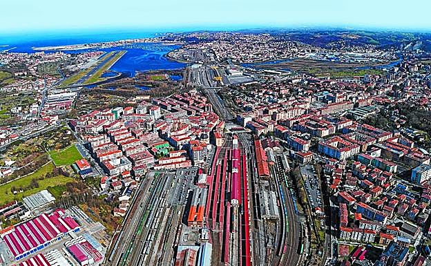 Imagen aérea de la playa de vías de Irun, que incluye (a la derecha) el espacio comprendido en el proyecto de regeneración.