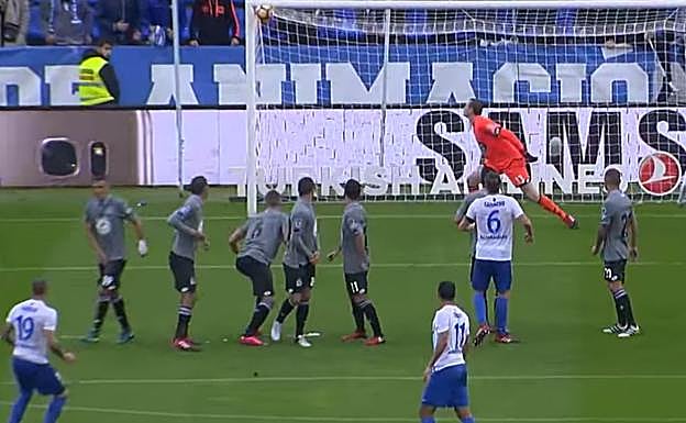 Sandro envió el balón a la mismísima escuadra en esta falta perfecta ante el Deportivo.