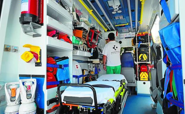 El interior de una de las cinco ambulancias medicalizadas de Gipuzkoa. 