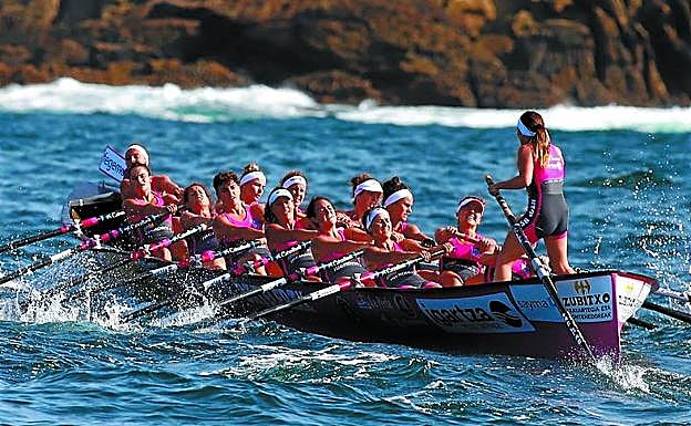 Las bateleras de San Juan, en pleno esfuerzo. 