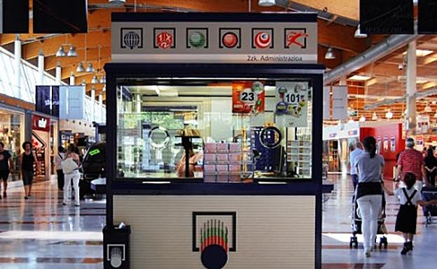 La Administración de Lotería número 2 de Usurbil, ubicada en el centro comercial Urbil.