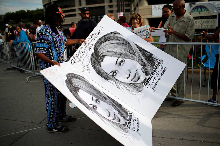 Detroit se despidió ese viernes de Aretha Franklin con gritos desgarradores, palmas al ritmo de soul y lágrimas en un funeral repleto de figuras de la política y la música, mientras las calles vibraban con decenas de Cadillac rosas, en un último guiño a la artista. La «reina del soul», fallecida el 16 de agosto, triunfó en 1985 con su sencillo «Freeway of Love» en el que presumía de «estar conduciendo por una autopista del amor en un Cadillac rosa». Para homenajear a la diva, sus seguidores decidieron colocar vehículos de esa marca y color a lo largo de más de 12 kilómetros, meticulosamente ordenados, uno detrás de otro.