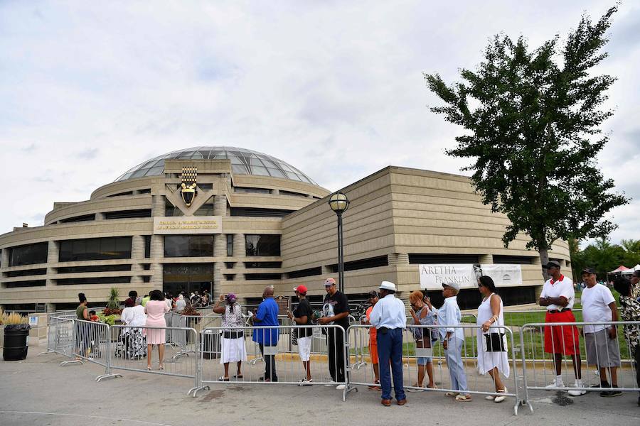 Detroit se despidió ese viernes de Aretha Franklin con gritos desgarradores, palmas al ritmo de soul y lágrimas en un funeral repleto de figuras de la política y la música, mientras las calles vibraban con decenas de Cadillac rosas, en un último guiño a la artista. La «reina del soul», fallecida el 16 de agosto, triunfó en 1985 con su sencillo «Freeway of Love» en el que presumía de «estar conduciendo por una autopista del amor en un Cadillac rosa». Para homenajear a la diva, sus seguidores decidieron colocar vehículos de esa marca y color a lo largo de más de 12 kilómetros, meticulosamente ordenados, uno detrás de otro.