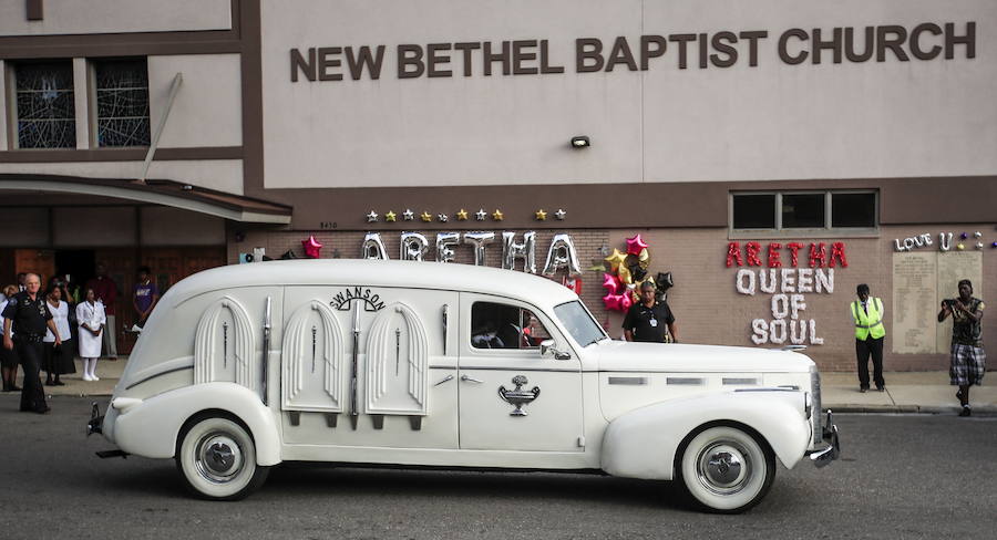 Detroit se despidió ese viernes de Aretha Franklin con gritos desgarradores, palmas al ritmo de soul y lágrimas en un funeral repleto de figuras de la política y la música, mientras las calles vibraban con decenas de Cadillac rosas, en un último guiño a la artista. La «reina del soul», fallecida el 16 de agosto, triunfó en 1985 con su sencillo «Freeway of Love» en el que presumía de «estar conduciendo por una autopista del amor en un Cadillac rosa». Para homenajear a la diva, sus seguidores decidieron colocar vehículos de esa marca y color a lo largo de más de 12 kilómetros, meticulosamente ordenados, uno detrás de otro.