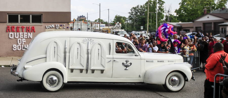 Detroit se despidió ese viernes de Aretha Franklin con gritos desgarradores, palmas al ritmo de soul y lágrimas en un funeral repleto de figuras de la política y la música, mientras las calles vibraban con decenas de Cadillac rosas, en un último guiño a la artista. La «reina del soul», fallecida el 16 de agosto, triunfó en 1985 con su sencillo «Freeway of Love» en el que presumía de «estar conduciendo por una autopista del amor en un Cadillac rosa». Para homenajear a la diva, sus seguidores decidieron colocar vehículos de esa marca y color a lo largo de más de 12 kilómetros, meticulosamente ordenados, uno detrás de otro.