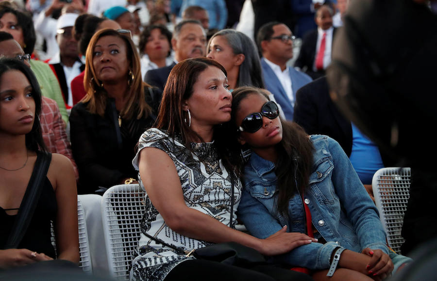 Detroit se despidió ese viernes de Aretha Franklin con gritos desgarradores, palmas al ritmo de soul y lágrimas en un funeral repleto de figuras de la política y la música, mientras las calles vibraban con decenas de Cadillac rosas, en un último guiño a la artista. La «reina del soul», fallecida el 16 de agosto, triunfó en 1985 con su sencillo «Freeway of Love» en el que presumía de «estar conduciendo por una autopista del amor en un Cadillac rosa». Para homenajear a la diva, sus seguidores decidieron colocar vehículos de esa marca y color a lo largo de más de 12 kilómetros, meticulosamente ordenados, uno detrás de otro.