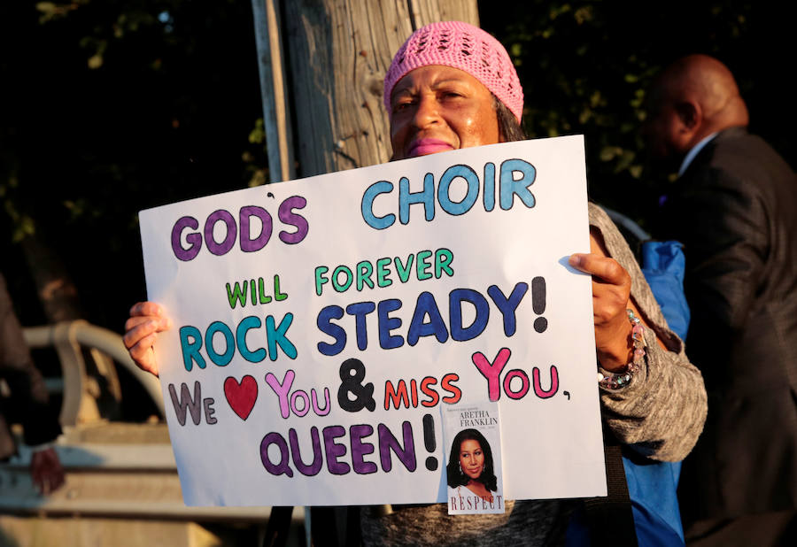 Detroit se despidió ese viernes de Aretha Franklin con gritos desgarradores, palmas al ritmo de soul y lágrimas en un funeral repleto de figuras de la política y la música, mientras las calles vibraban con decenas de Cadillac rosas, en un último guiño a la artista. La «reina del soul», fallecida el 16 de agosto, triunfó en 1985 con su sencillo «Freeway of Love» en el que presumía de «estar conduciendo por una autopista del amor en un Cadillac rosa». Para homenajear a la diva, sus seguidores decidieron colocar vehículos de esa marca y color a lo largo de más de 12 kilómetros, meticulosamente ordenados, uno detrás de otro.