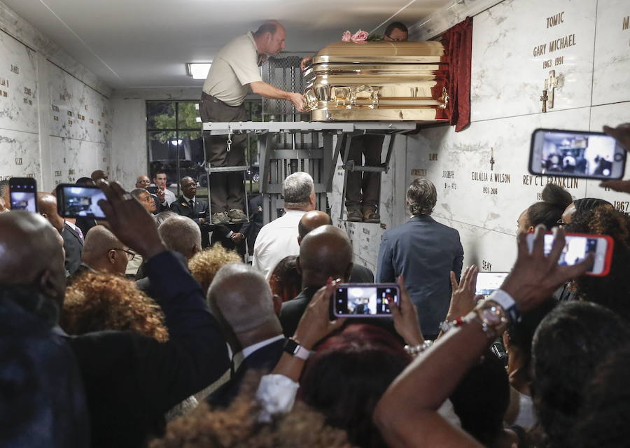 Detroit se despidió ese viernes de Aretha Franklin con gritos desgarradores, palmas al ritmo de soul y lágrimas en un funeral repleto de figuras de la política y la música, mientras las calles vibraban con decenas de Cadillac rosas, en un último guiño a la artista. La «reina del soul», fallecida el 16 de agosto, triunfó en 1985 con su sencillo «Freeway of Love» en el que presumía de «estar conduciendo por una autopista del amor en un Cadillac rosa». Para homenajear a la diva, sus seguidores decidieron colocar vehículos de esa marca y color a lo largo de más de 12 kilómetros, meticulosamente ordenados, uno detrás de otro.