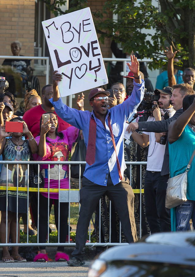 Detroit se despidió ese viernes de Aretha Franklin con gritos desgarradores, palmas al ritmo de soul y lágrimas en un funeral repleto de figuras de la política y la música, mientras las calles vibraban con decenas de Cadillac rosas, en un último guiño a la artista. La «reina del soul», fallecida el 16 de agosto, triunfó en 1985 con su sencillo «Freeway of Love» en el que presumía de «estar conduciendo por una autopista del amor en un Cadillac rosa». Para homenajear a la diva, sus seguidores decidieron colocar vehículos de esa marca y color a lo largo de más de 12 kilómetros, meticulosamente ordenados, uno detrás de otro.