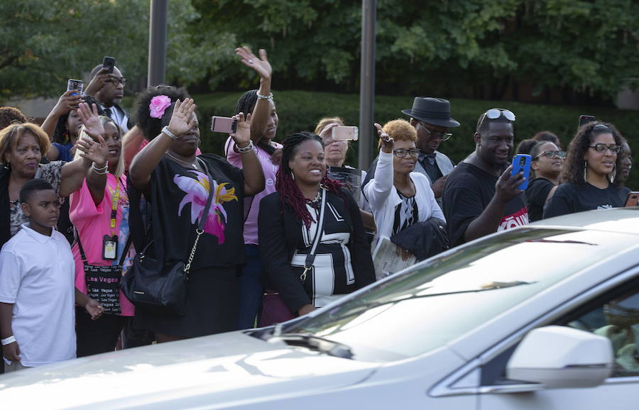 Detroit se despidió ese viernes de Aretha Franklin con gritos desgarradores, palmas al ritmo de soul y lágrimas en un funeral repleto de figuras de la política y la música, mientras las calles vibraban con decenas de Cadillac rosas, en un último guiño a la artista. La «reina del soul», fallecida el 16 de agosto, triunfó en 1985 con su sencillo «Freeway of Love» en el que presumía de «estar conduciendo por una autopista del amor en un Cadillac rosa». Para homenajear a la diva, sus seguidores decidieron colocar vehículos de esa marca y color a lo largo de más de 12 kilómetros, meticulosamente ordenados, uno detrás de otro.