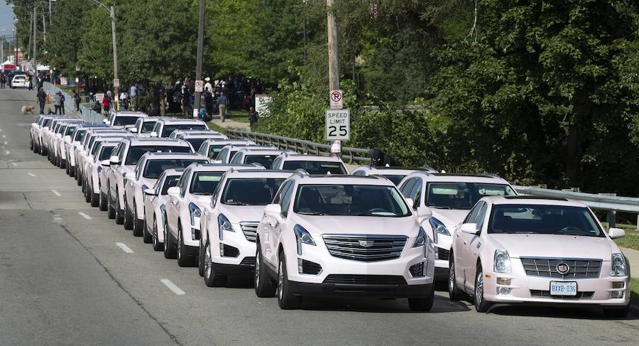 Detroit se despidió ese viernes de Aretha Franklin con gritos desgarradores, palmas al ritmo de soul y lágrimas en un funeral repleto de figuras de la política y la música, mientras las calles vibraban con decenas de Cadillac rosas, en un último guiño a la artista. La «reina del soul», fallecida el 16 de agosto, triunfó en 1985 con su sencillo «Freeway of Love» en el que presumía de «estar conduciendo por una autopista del amor en un Cadillac rosa». Para homenajear a la diva, sus seguidores decidieron colocar vehículos de esa marca y color a lo largo de más de 12 kilómetros, meticulosamente ordenados, uno detrás de otro.