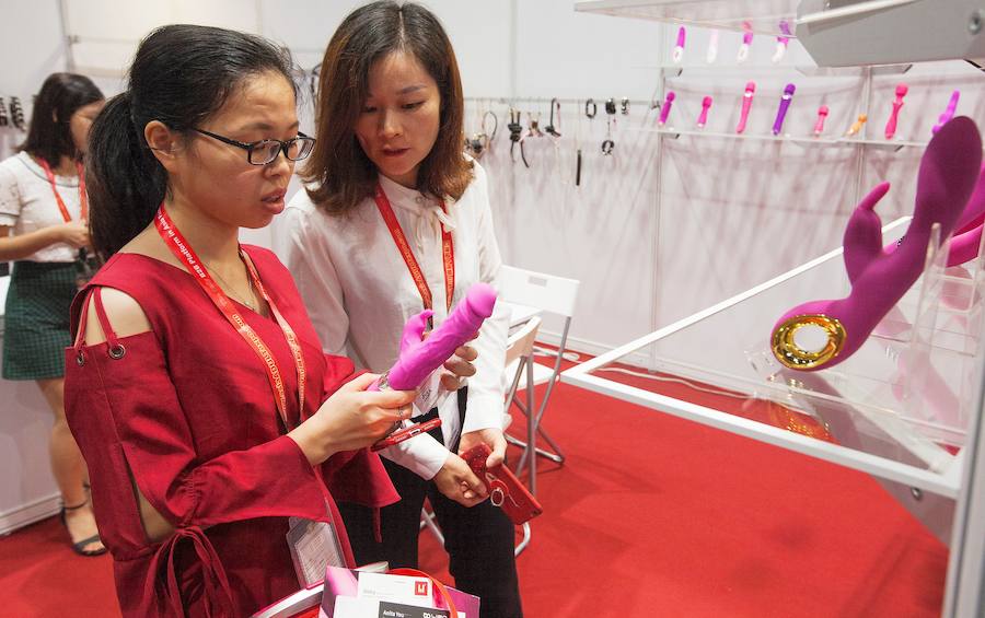 Unos 200 expositores de todo el mundo se dan cita desde en Hong Kong para dar a conocer la última tecnología en servicios y productos dedicados a la industria del entretenimiento adulto, en una feria que se ha convertido en el mayor evento de estas características en toda Asia. La undécima edición de Asia Adult Expo espera recibir la visita de miles de personas interesadas en conocer los últimos avances en lubricantes, vibradores, látigos y lencería sexual.