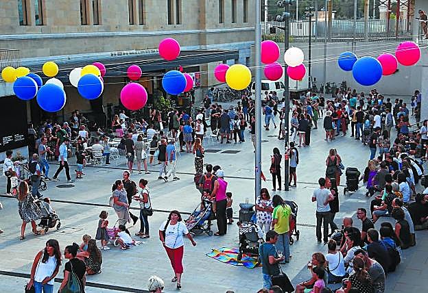 Varios DJs y artistas vascos actuaron por la tarde en la plaza Nestor Basterretxea.