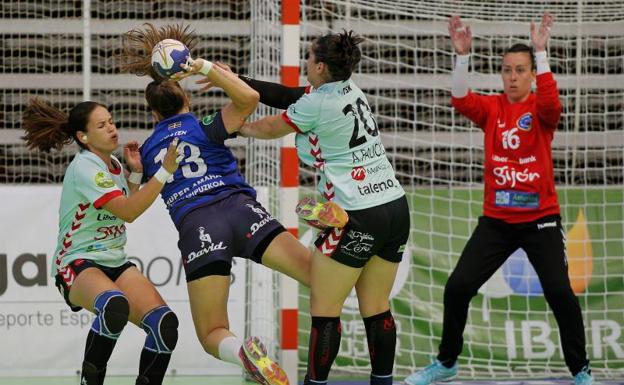 La jugadora del Súper Amara Bera Bera, Elke Karsten (c), ante las defensas del Liberbank Gijón, Marisa Faria (i) y Aida Palacio (d). 