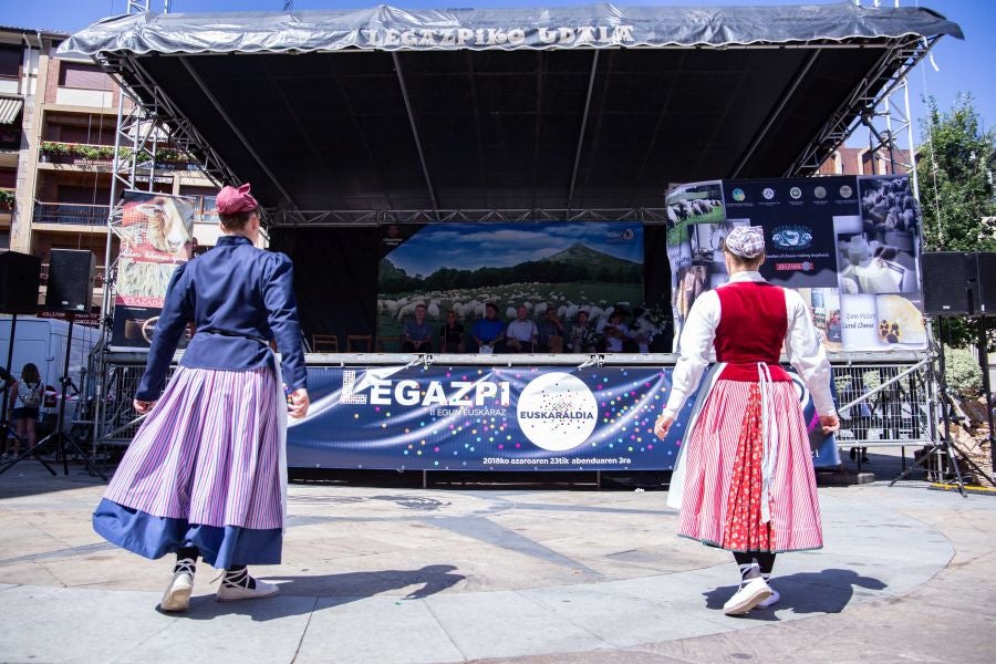 El Artzain Eguna de Gipuzkoa ha cumplido este domingo 28 años celebrándose en el centro de Legazpi, con la flor y nata del pastoreo del territorio como protagonistas.