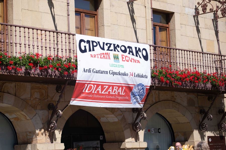 El Artzain Eguna de Gipuzkoa ha cumplido este domingo 28 años celebrándose en el centro de Legazpi, con la flor y nata del pastoreo del territorio como protagonistas.