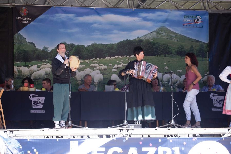 El Artzain Eguna de Gipuzkoa ha cumplido este domingo 28 años celebrándose en el centro de Legazpi, con la flor y nata del pastoreo del territorio como protagonistas.